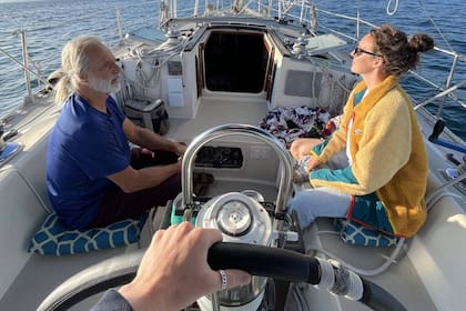 Morgan navegando en su casa sobre el mar