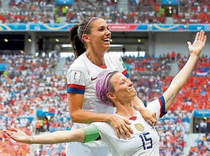 Morgan se trepa a Rapinoe en el festejo; dos figuras que trascienden el campo de juego