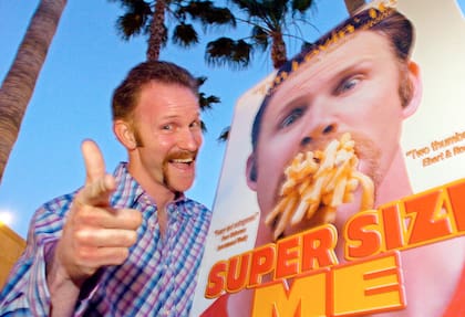 Morgan Spurlock posa en el estreno en Los Ángeles de su película Super Size Me, el 22 de abril de 2004