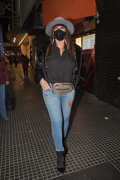 Moria camina por calle Corrientes al salir del teatro. “Gracias absolutas por la infinidad de mensajes, llamados, posteos y sorpresas que hicieron que empezara mi nuevo año absolutamente plena y feliz”, escribió en sus redes sociales.