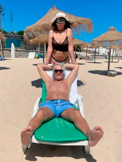 Moria Casán junto a su novio, Fernando Galmarini en las playas de Cascais, Lisboa