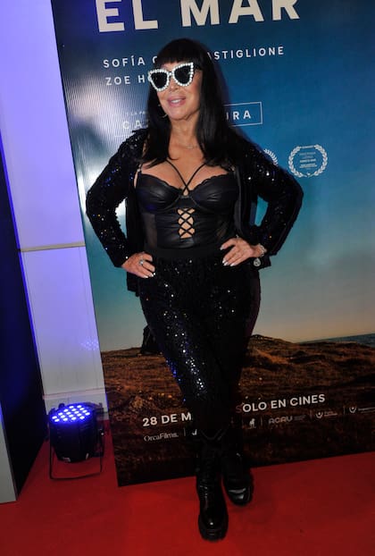 Moria Casán, la madre de la protagonista, fue una de las personalidades que participaron de la exclusiva proyección de la película que llega a los cines este jueves; la protagonista de Brujas optó por un corset y pantalones de cuero negro, borcegos y saco a tono, y lentes oscuros