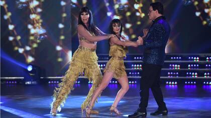 Moria Casan, Soledad Bayona y Freddy Villarreal imitando a Polino en la ronda de Salsa de a tres en el "Bailando por un sueño"