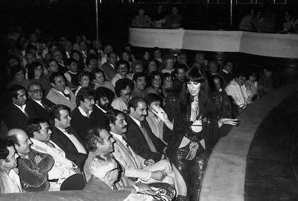 Moria Casán y una platea casi exclusivamente masculina en un teatro de revistas, en noviembre de 1981