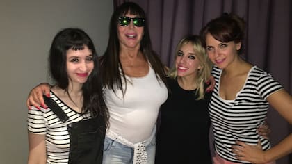 Moria Casán saludando al elenco de Confesiones de mujeres de 30, del que formaba parte Tamara Pettinato