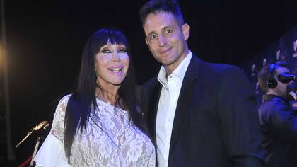 Moria, muy bien acompañada por un joven galán