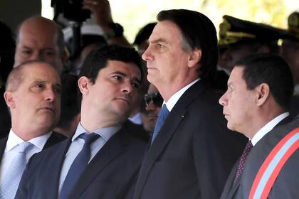 Moro y Bolsonaro, ayer, durante una ceremonia militar en Brasilia