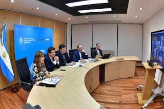 El salario mínimo aumentará a 57.900 pesos y se volverá a revisar en noviembre