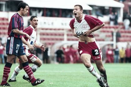Morquio festeja un gol frente a San Lorenzo, en 2001
