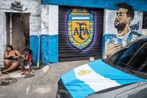 La favela "traidora" de Río de Janeiro que se pinta de celeste y blanco para hinchar por la Argentina