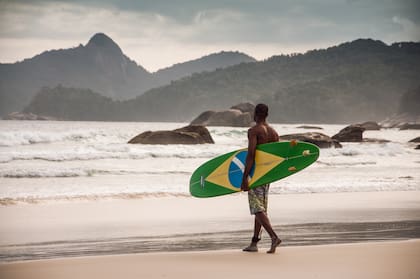 Morros, playa y surf en Lopes Mendes.