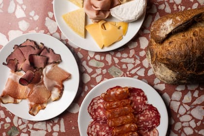 Mortadela con pistachos, chorizo español, salame, sopresatta, cecina de angus, jamón crudo, queso parmesano, queso danés, brie y pan de campo de masa madre: algunas de las opciones disponibles