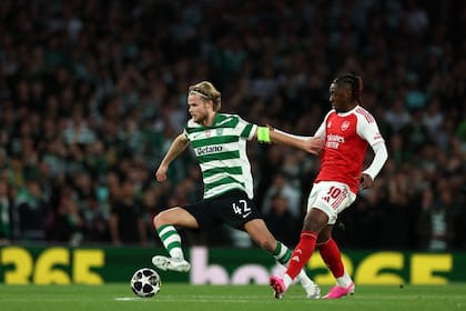 Morten Hjulmand (42) controla la pelota ante la marca de Eberechi Eze, en el partido entre Arsenal y Sporting Lisboa
