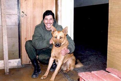 Mortero fue un perro táctico del Regimiento Infantería Mecanizada 8 (RIM8) del Ejército Argentino; en la foto posa con su guía, el cabo 1° Víctor Alberto Funes