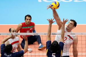 El gigante iraní de 2,46m que venció su depresión y sorprende en el voleibol sentado