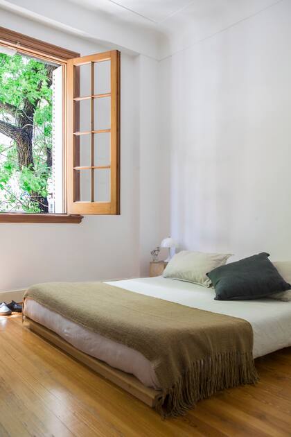 Mosaicos calcáreos (Moltrasio) en el piso del baño. Sobre el final del pasillo, en el dormitorio, un sillón individual heredado que imita la famosa poltrona ‘Mole’, diseñada por el brasileño Sergio Rodrigues en 1957.