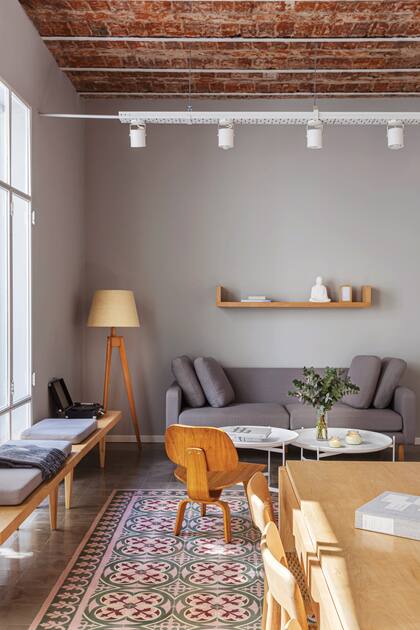 Mosaicos calcáreos (Moltrasio). Sillón gris (Navarro Hábitat), mesas ratonas y lámpara de pie (todo de Laboratorio de Objetos).