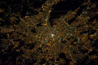 Moscú, la capital rusa exhibe un punto central notablemente más iluminado que el resto de su cartografía