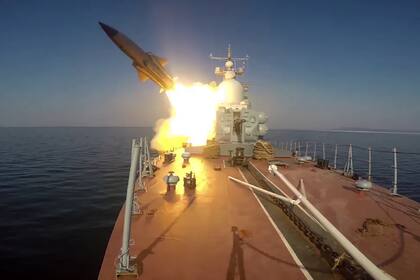 Moscú señaló que su aviación naval supervisó "la seguridad del ejercicio de combate". (Handout / Russian Defence Ministry / AFP) 