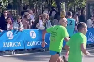 Con 70 años, corre en maratones con un ananá sobre la cabeza y explica por qué lo hace