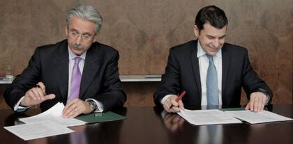 Moshiri (iz), de Chevron, y Galluccio, de YPF, firmaron el acuerdo este miércoles