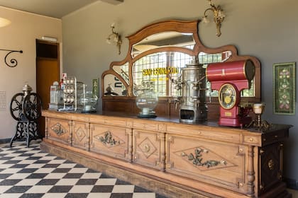 Mostrador tallado en San Leonardo.