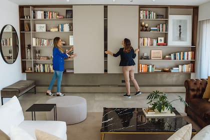 Mostrando el funcionamiento de los paneles de la biblioteca/soporte de la TV en otra obra residencial reciente.