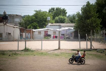 El deterioro de las calles en algunos barrios vulnerables del conurbano bonaerense dificulta el tránsito de los vecinos