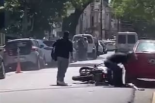 Le robaron la moto, pero forcejeó con los asaltantes y logró recuperarla