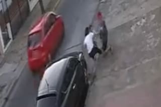 Empujaron a una madre y su pequeño hijo para robarles a plena luz del día