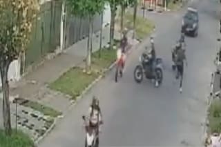 Motochorros persiguieron a un joven y a una chica y les robaron los vehículos en los que paseaban