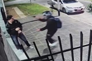 Motochorros sorprendieron a un vecino para robarle, aprovecharon el momento y atacaron también a una mujer