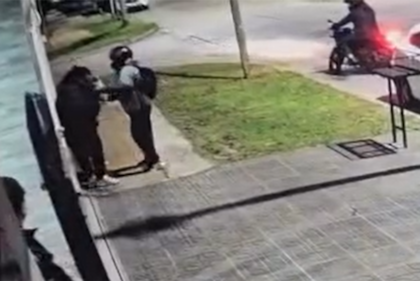 Motochorros robando en la zona de Caseros