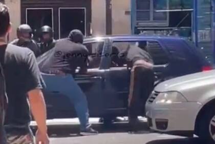 Motochorros robaron tres millones de pesos en una salidera bancaria en pleno microcentro porteño