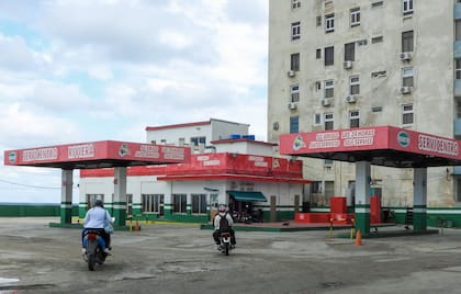 Motociclstas entran a una gasolinera en La Habana. El presidente cubano Miguel Díaz-Canel denunció el 30 de enero de 2026 el intento del presidente estadounidense Donald Trump de asfixiar la economía de la isla comunista con un pretexto falso.