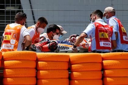 Tras la caída, Marc Marquez es retirado de la pista en camilla y trasladado a un hospital; luego se confirmaría la fractura de húmero.