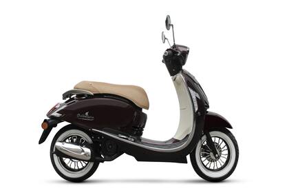 Motomel Strato Alpino. Los scooters no pueden faltar a la cita; entre ellos, este retro-futurista con motor de 150 cc para la agilidad urbana