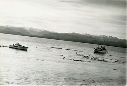 Motonave Modesta Victoria, Lancha Cruz del Sur y restos del muelle de Bariloche después del Lagomoto.