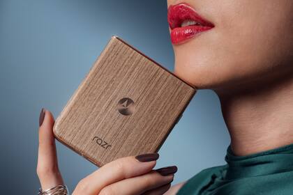 Motorola estima vender más de 2 millones de unidades su smartphone plegable Moto Razr 60 Ultra
