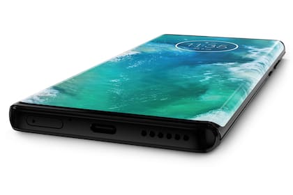 Motorola incluyó parlantes estéreo, conector USB-C y salida de audio analógico en ambos dispositivos