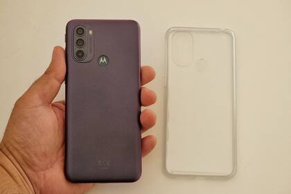 Motorola ofrece con el Moto G31 una funda en caja, y también incluye un cargador de 10 W