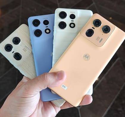Motorola redobla la apuesta  por la gama alta con la familia Edge 50 Ultra, Pro y Fusion, que combina colores y materiales diferentes para ofrecer algo distinto de sus competidores