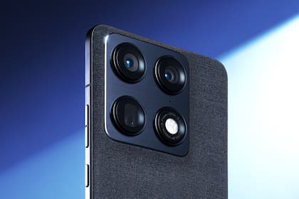 Motorola se alió con Sony para usar sus sensores Lytia en las cámaras, que son todas de 50 megapixeles para la lente normal, el gran angular y el zoom 3x