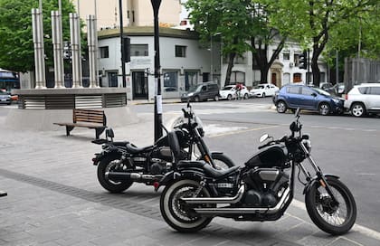 Motos estacionadas frente al Hotel Grand Brizo, donde se aloja gran parte de los Hell's Angels