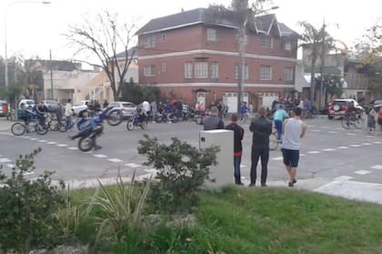 Motos, grupos de jóvenes y descontrol en una esquina de la plaza Rómulo Zábala, en una de las imágenes captadas por los vecinos