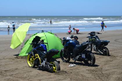 Motos se enfilan en la playa de Costa del Este.