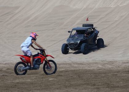Motos, UTV y camionetas cruzan caminos bien entrada la tarde en La Frontera de Pinamar.