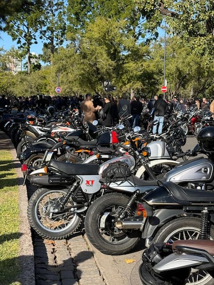 Motos y hombres en traje: el motivo por el que una caravana de motocicletas recorrió este domingo las calles porteñas.