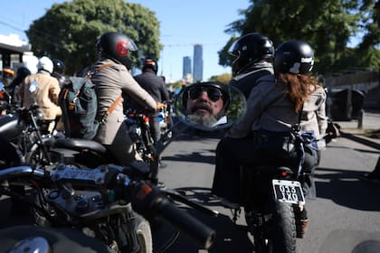 Motos y hombres en traje: el motivo por el que una caravana de motocicletas recorrió este domingo las calles porteñas.
