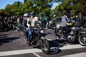 Motos y hombres en traje: el motivo por el que una caravana de motocicletas recorrió este domingo las calles porteñas